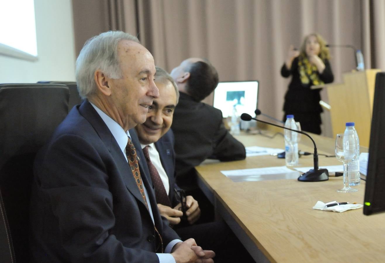 La celebración de este aniversario se completa con una exposición instalada en el vestíbulo de la facultad