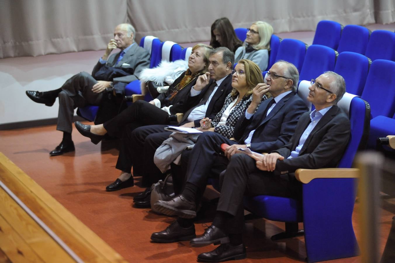 La celebración de este aniversario se completa con una exposición instalada en el vestíbulo de la facultad