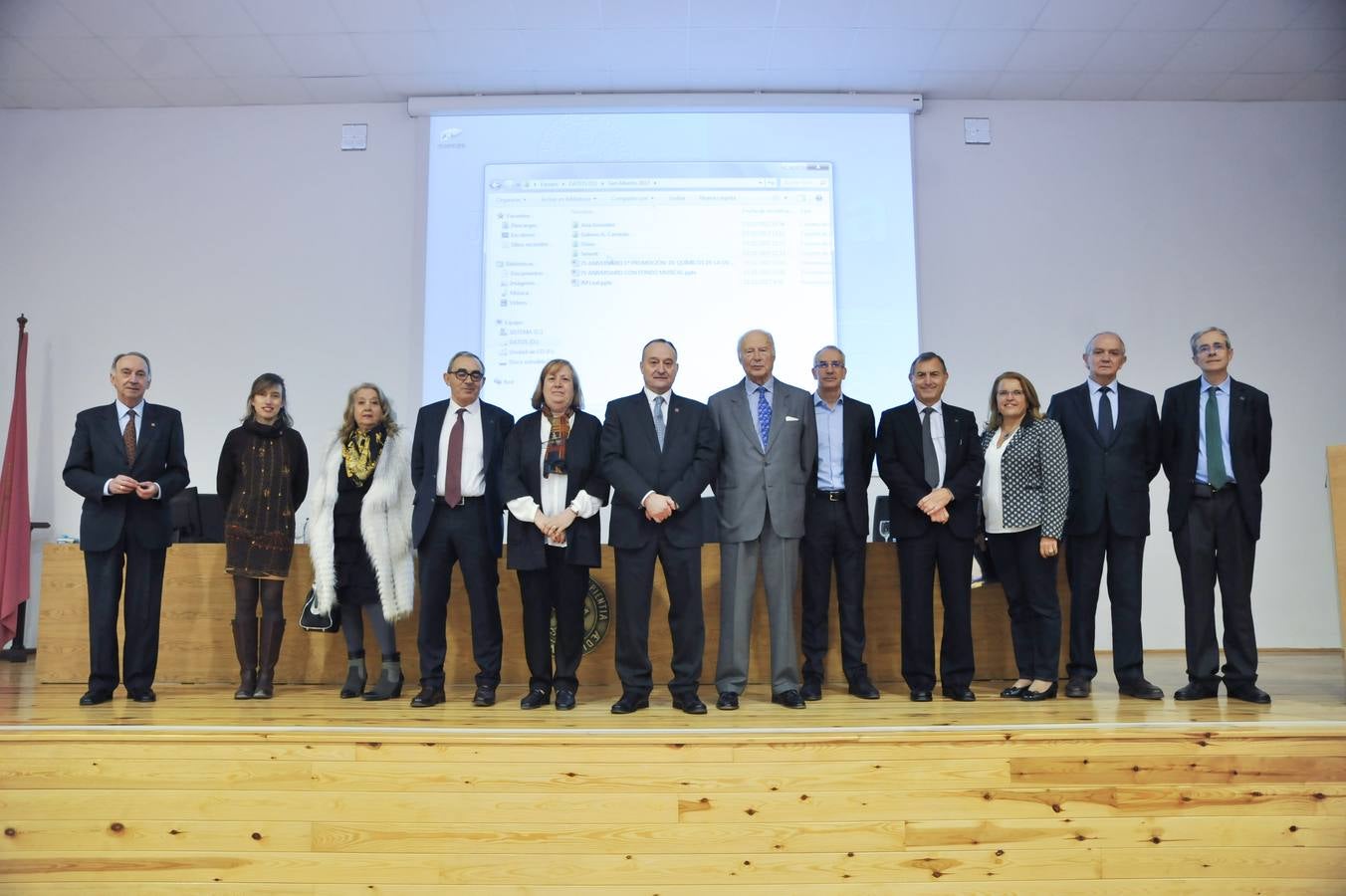 La celebración de este aniversario se completa con una exposición instalada en el vestíbulo de la facultad