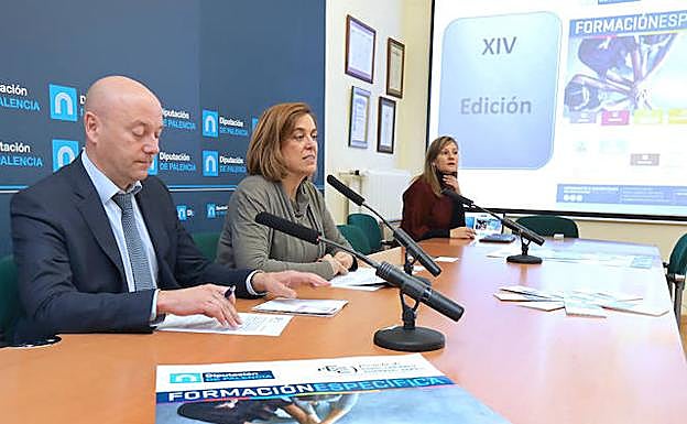 El diputado de Promoción Económica, Luis Calderón; la presidenta de la Diputación, Ángeles Armisén y Maite González, jefa de Promoción Económica, durante la presentación de la formación. 