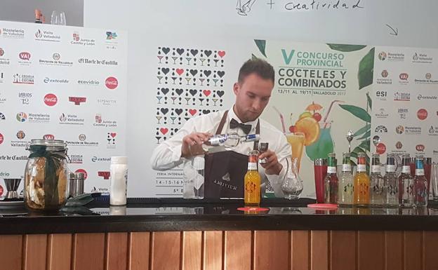 Javier, del restaurante Ambivium, preparando 'Pasión Dominicana', el Combinado de Oro. 