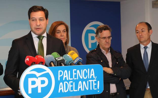 Raúl de la Hoz interviene en el PP, junto a Ángeles Armisén, Gonzalo Ibáñez y Jorge Domingo Martínez. 