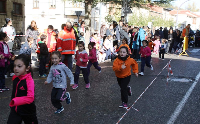 El centro ha celebrado la III Carrera Solidaria, en la que los alumnos han corrido por el Paseo del Otero para recaudar fondos para ayudar al proyecto de comedores escolares de la Fundación Hombres Nuevos de Bolivia, que preside el obispo emérito de Palencia Nicolás Castellanos