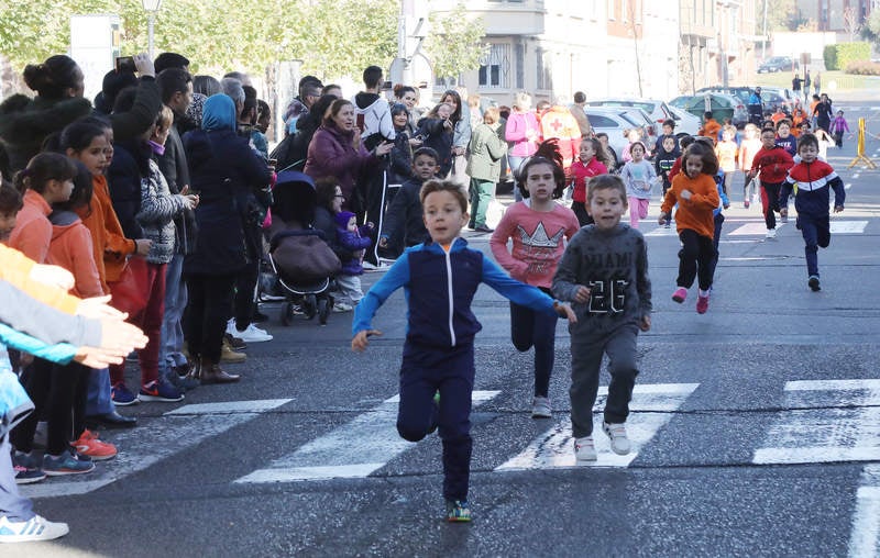 El centro ha celebrado la III Carrera Solidaria, en la que los alumnos han corrido por el Paseo del Otero para recaudar fondos para ayudar al proyecto de comedores escolares de la Fundación Hombres Nuevos de Bolivia, que preside el obispo emérito de Palencia Nicolás Castellanos