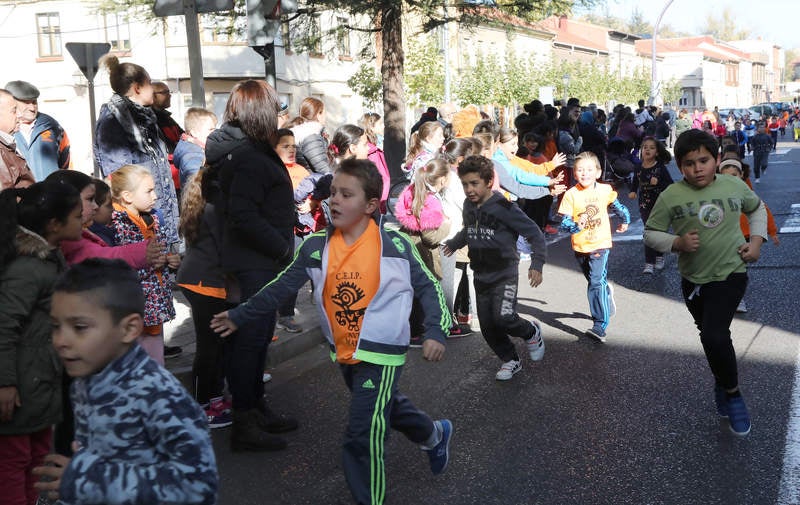 El centro ha celebrado la III Carrera Solidaria, en la que los alumnos han corrido por el Paseo del Otero para recaudar fondos para ayudar al proyecto de comedores escolares de la Fundación Hombres Nuevos de Bolivia, que preside el obispo emérito de Palencia Nicolás Castellanos