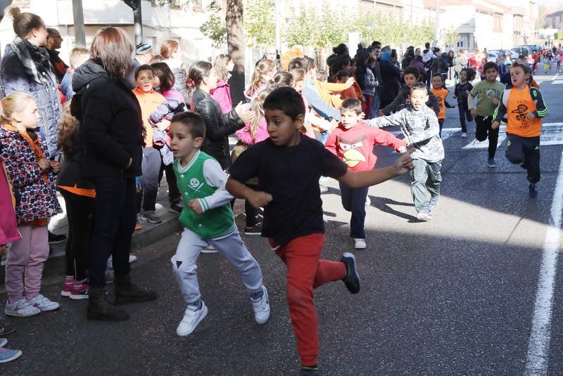 El centro ha celebrado la III Carrera Solidaria, en la que los alumnos han corrido por el Paseo del Otero para recaudar fondos para ayudar al proyecto de comedores escolares de la Fundación Hombres Nuevos de Bolivia, que preside el obispo emérito de Palencia Nicolás Castellanos