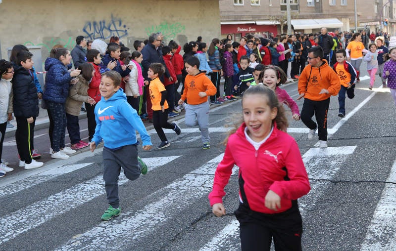 El centro ha celebrado la III Carrera Solidaria, en la que los alumnos han corrido por el Paseo del Otero para recaudar fondos para ayudar al proyecto de comedores escolares de la Fundación Hombres Nuevos de Bolivia, que preside el obispo emérito de Palencia Nicolás Castellanos