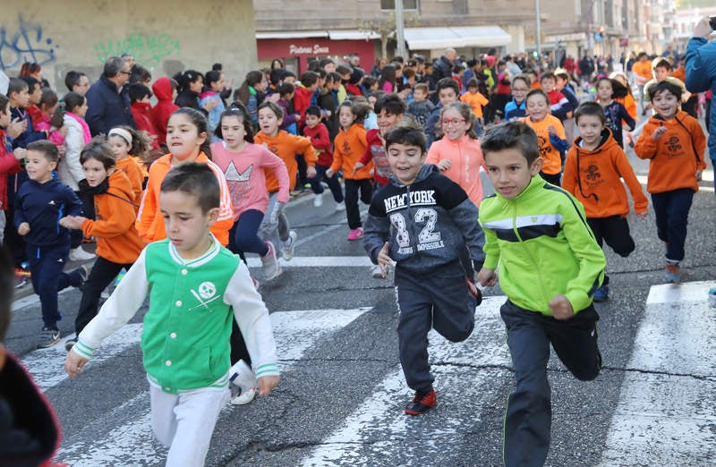 El centro ha celebrado la III Carrera Solidaria, en la que los alumnos han corrido por el Paseo del Otero para recaudar fondos para ayudar al proyecto de comedores escolares de la Fundación Hombres Nuevos de Bolivia, que preside el obispo emérito de Palencia Nicolás Castellanos