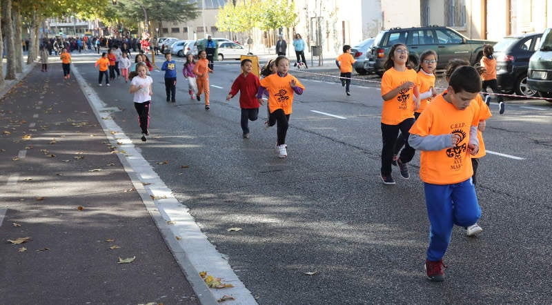 El centro ha celebrado la III Carrera Solidaria, en la que los alumnos han corrido por el Paseo del Otero para recaudar fondos para ayudar al proyecto de comedores escolares de la Fundación Hombres Nuevos de Bolivia, que preside el obispo emérito de Palencia Nicolás Castellanos