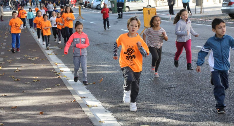 El centro ha celebrado la III Carrera Solidaria, en la que los alumnos han corrido por el Paseo del Otero para recaudar fondos para ayudar al proyecto de comedores escolares de la Fundación Hombres Nuevos de Bolivia, que preside el obispo emérito de Palencia Nicolás Castellanos