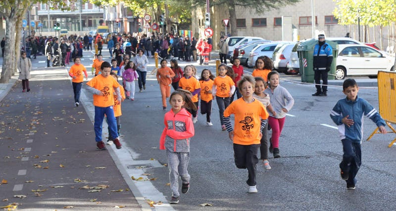 El centro ha celebrado la III Carrera Solidaria, en la que los alumnos han corrido por el Paseo del Otero para recaudar fondos para ayudar al proyecto de comedores escolares de la Fundación Hombres Nuevos de Bolivia, que preside el obispo emérito de Palencia Nicolás Castellanos