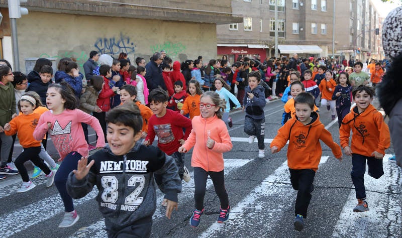 El centro ha celebrado la III Carrera Solidaria, en la que los alumnos han corrido por el Paseo del Otero para recaudar fondos para ayudar al proyecto de comedores escolares de la Fundación Hombres Nuevos de Bolivia, que preside el obispo emérito de Palencia Nicolás Castellanos