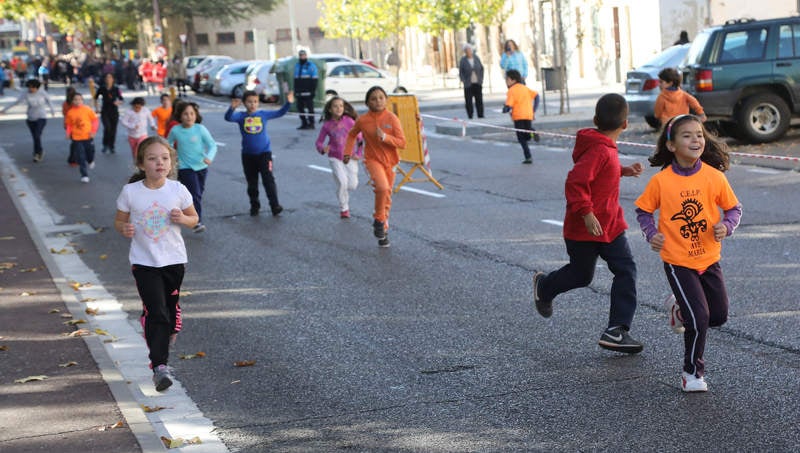 El centro ha celebrado la III Carrera Solidaria, en la que los alumnos han corrido por el Paseo del Otero para recaudar fondos para ayudar al proyecto de comedores escolares de la Fundación Hombres Nuevos de Bolivia, que preside el obispo emérito de Palencia Nicolás Castellanos