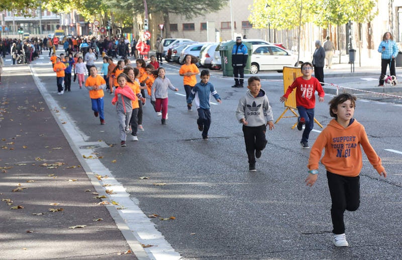 El centro ha celebrado la III Carrera Solidaria, en la que los alumnos han corrido por el Paseo del Otero para recaudar fondos para ayudar al proyecto de comedores escolares de la Fundación Hombres Nuevos de Bolivia, que preside el obispo emérito de Palencia Nicolás Castellanos