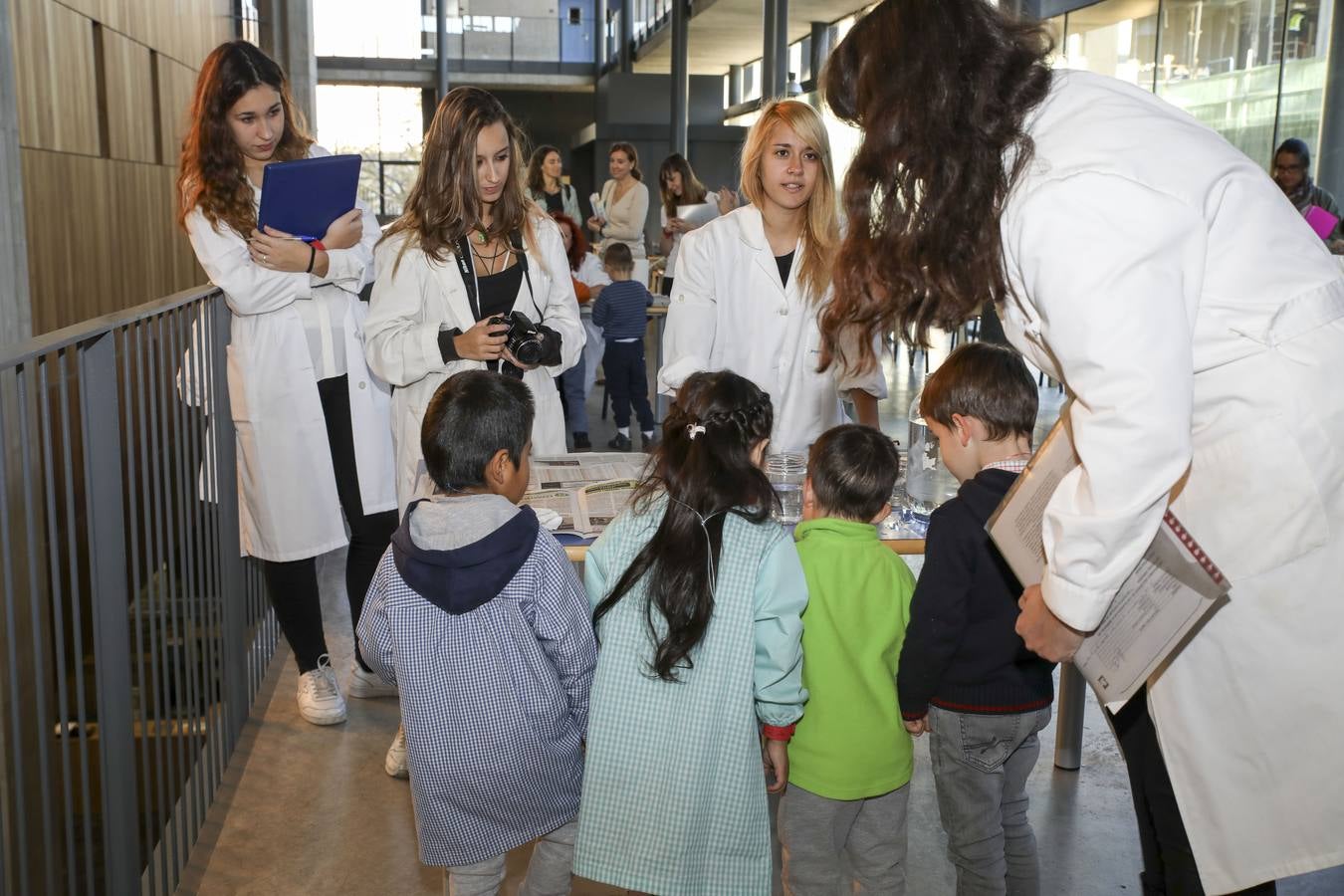 El ágora y la hemeroteca del campus María Zambrano fueron escenarios del taller ‘Ciencia en educación infantil’, en el que los escolares conocieron procesos y fenómenos científicos