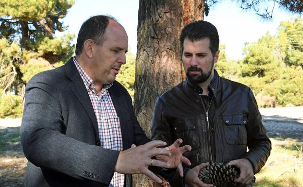 Luis Tudanca (d) y José Luis Aceves, durante su visita a las obras de las Lagunas de Cantalejo. 