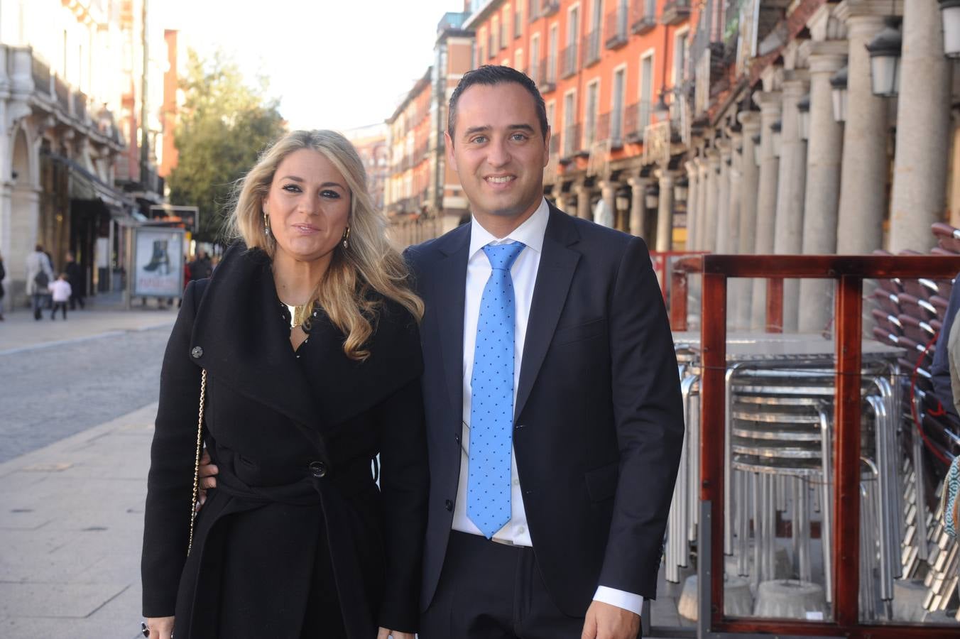 César López, alcalde de Serrada, con su novia, Rocío Romero.