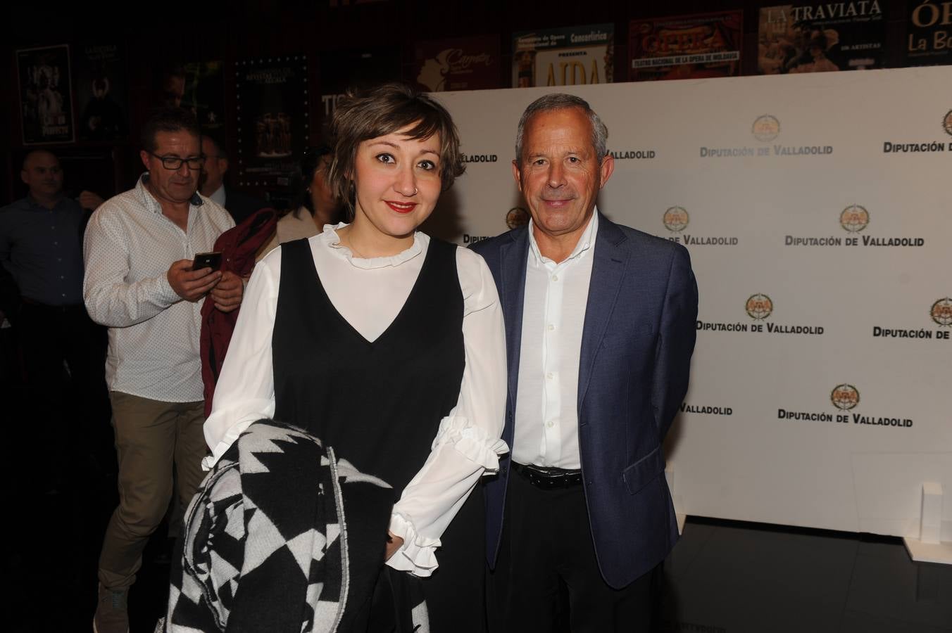 Paula Carriga, periodista del Ayuntamiento de Laguna de Duero, junto al alcalde de esta localidad, Román Rodríguez.