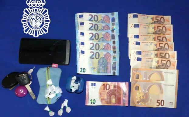Bolsas y dinero incautados por la Policía al detenido. 