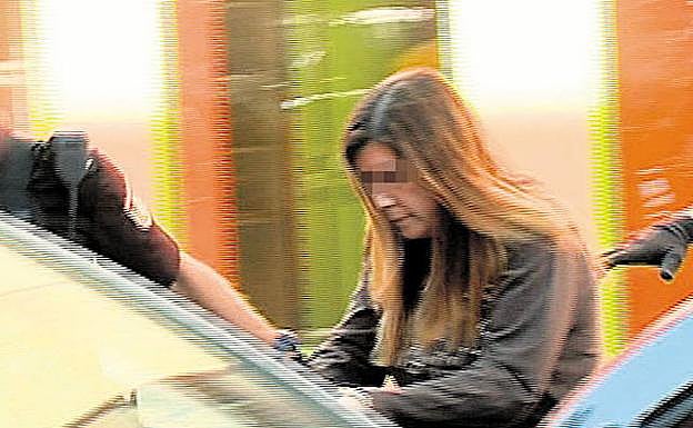 La madre de Sara sale escoltada tras el registro de su vivienda.