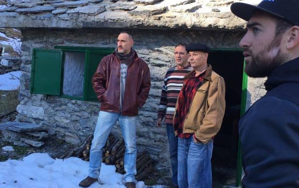 Goyo Yeves, Alberto García y Jesús Cifuentes, junto al director, en la famosa cabaña.