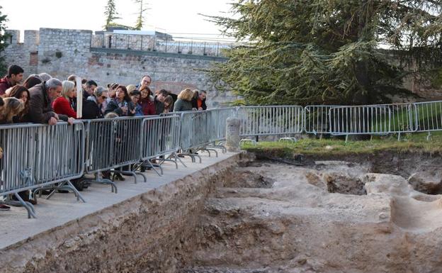 Vitantes miran las excavaciones en el Solar del Cid