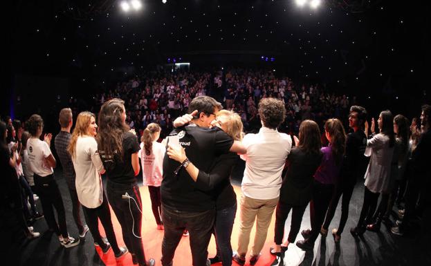 Belén Viloria, organizadora de TEDx en Valladolid, se abraza con Javier Díez Tomillo, que tomará el relevo en la edición para jóvenes de 2018. 