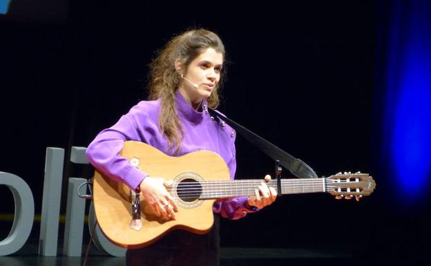Claudia Vega Bensadón, durante su canción-discurso sobre la creatividad. 