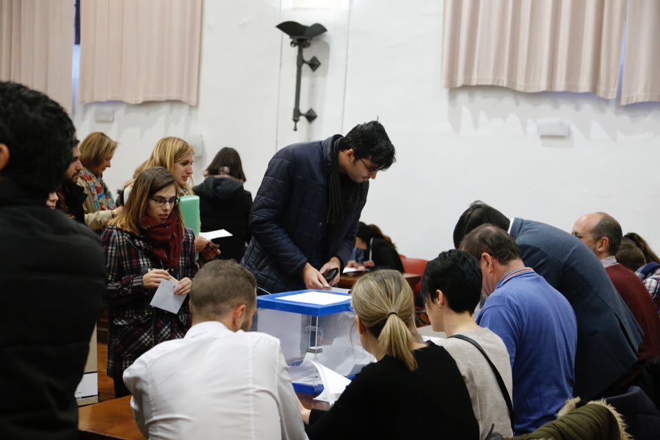 Los profesores y el personal de administración y servicios votan en varias aulas del Edificio Histórico, mientras que los estudiantes de grado lo hacen en sus propias facultades y escuelas universitarias