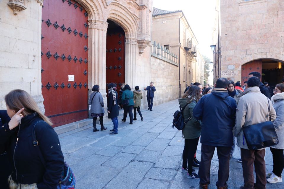 Los profesores y el personal de administración y servicios votan en varias aulas del Edificio Histórico, mientras que los estudiantes de grado lo hacen en sus propias facultades y escuelas universitarias