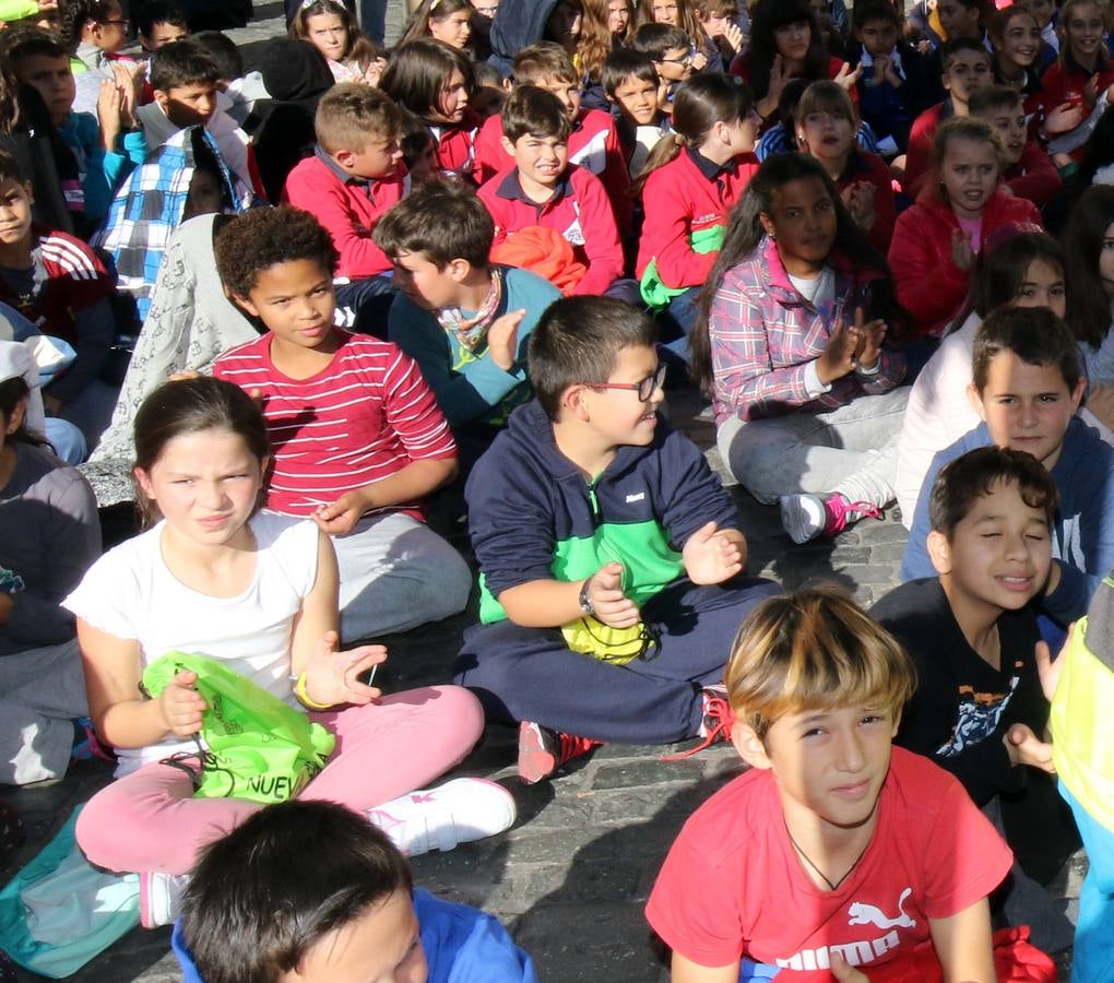 En el acto celebrado en la Plaza Mayor han participado escolares de diez centros de enseñanza