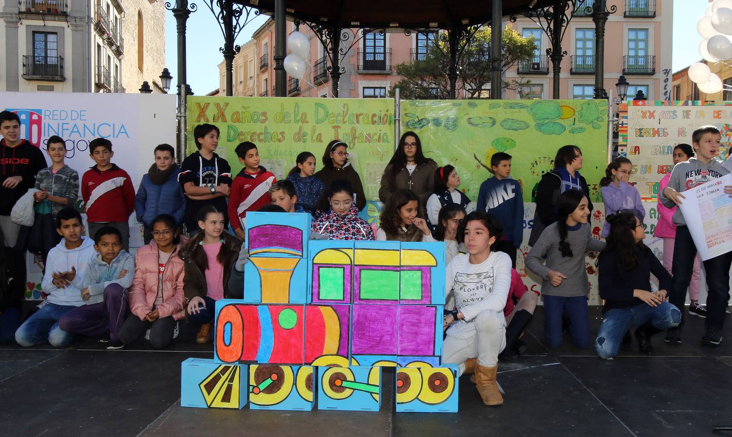 En el acto celebrado en la Plaza Mayor han participado escolares de diez centros de enseñanza