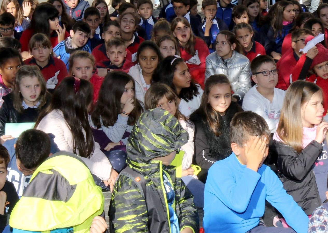 En el acto celebrado en la Plaza Mayor han participado escolares de diez centros de enseñanza