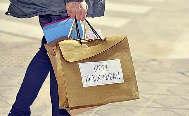 Una persona camina con una bolsa del Black Friday
