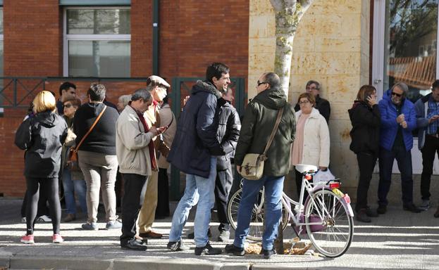 Concentración ante las puertas del Cuartel de la Policía, en donde se celebró la Comisión de Tráfico.