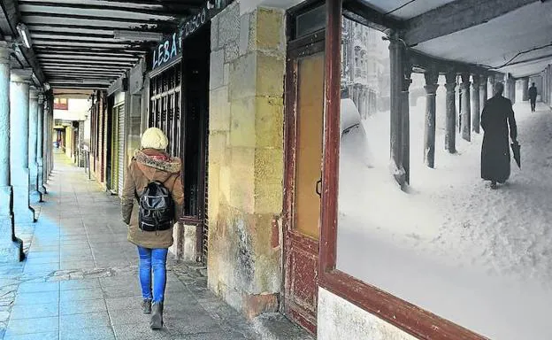 Los soportales de la Plaza Mayor de Cervera tienen un toque a antaño gracias a este trabajo de Piedad Isla.