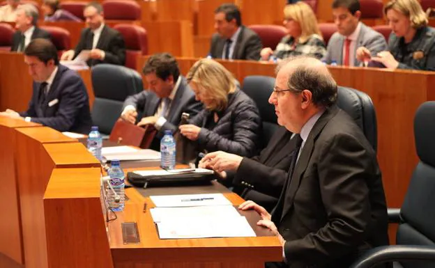 Juan Vicente Herrera junto a parte de los miembros de su equipo de gobierno durante el pleno celebrado hoy.