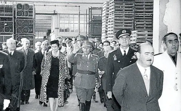 El alcalde, Santiago López, en primer plano, durante una visita de Franco a FASA.