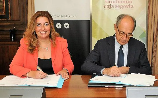 Lola peñas y Javier Reguera, en la firma del convenio de colaboración.