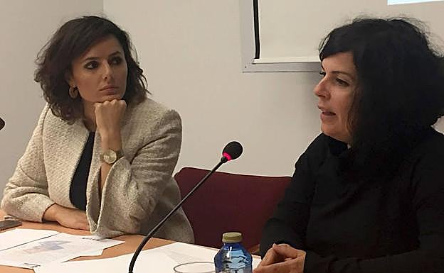 Sara Dueñas (I) y Estíbaliz Delgado, durante la presentación. 