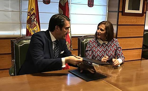 Juan Carlos Suárez-Quiñones y Carmen Ávila, en la firma del convenio.