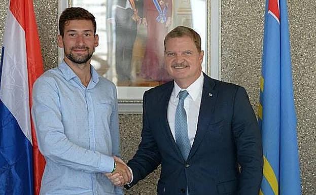 David Martín Cabezudo (i), con el primer ministro de Aruba, Mike Eman. 