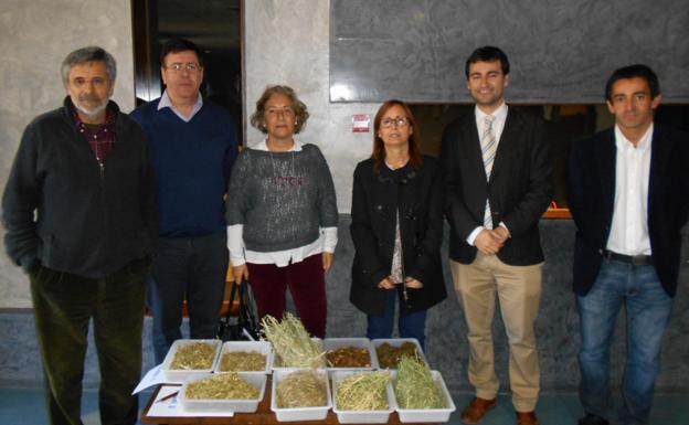 Gerardo Caja, Raúl González, María José Millán, Henar González; David Esteban y Javier Rubio, junto a distintas muestras de forraje. 