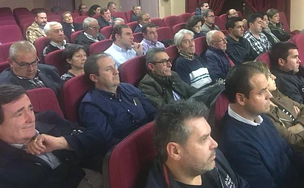 Participantes en la reunión de Gomezserracín.