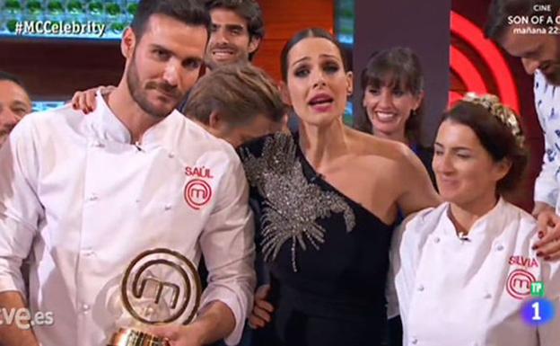 Saúl Craviotto con su trofeo junto a la presentadora y la finalista, Silvia Abril, 