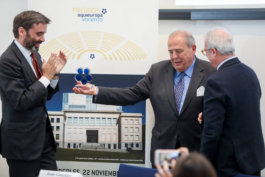 Acto de entrega de los Premios Aquí Europa-Vocento. de izquierda a derecha, Juan Pablo García-Berdoy y Cerezo es un diplomático y actualmente desde diciembre 2016 es el Representante Permanente del Reino de España ante la Unión Europea, el diplomático Javier Elorza y Ramón Luis Valcárcel.