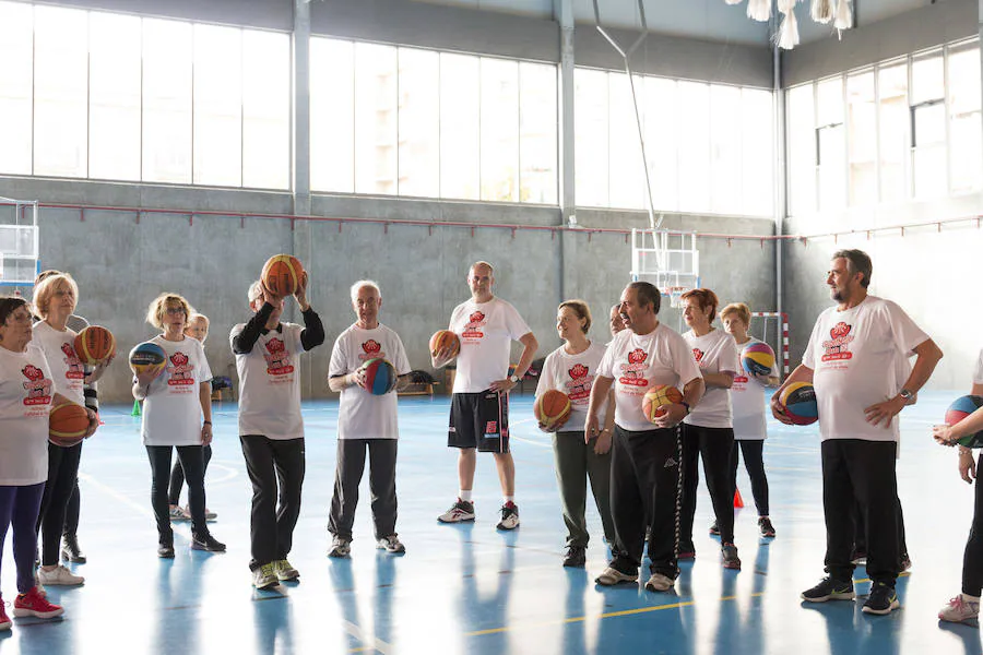 Los mayores de Salamanca se divierten con el baloncesto