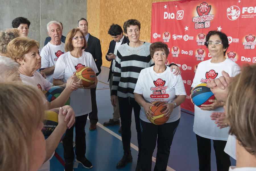 Los mayores de Salamanca se divierten con el baloncesto