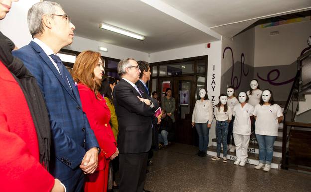 La presidenta de las Cortes, Silvia Clemente, observa la representación de un grupo de alumnos.