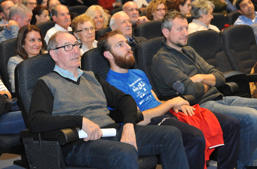 Homenajean a los' personajes necesarios' en el terreno deportivo local. Además, también recogen, 50 artículos que fueron publicados en El Norte de Castilla.